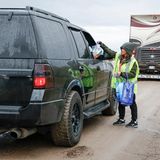 Krankenschwester Maria Varela verteilt in Fort Providence in den Nordwest-Territorien Lunchpakete an Menschen, die zum Tanken anstehen. Wer mit dem Auto aus der Gefahrenzone aufbricht, braucht Geduld