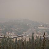 Nein, das ist kein Nebel. Der Rauch von nahe gelegenen Waldbränden füllt den Himmel in Yellowknife.