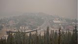 Nein, das ist kein Nebel. Der Rauch von nahe gelegenen Waldbränden füllt den Himmel in Yellowknife.