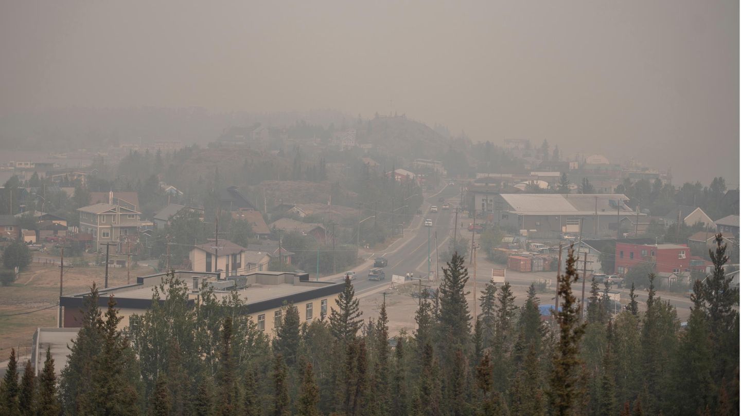 Nein, das ist kein Nebel. Der Rauch von nahe gelegenen Waldbränden füllt den Himmel in Yellowknife.