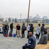 Menschen ohne Fahrzeug stehen in Yellowknife an, um sich für einen Flug nach Calgary, Alberta, zu registrieren. Bis zum Donnerstagabend seien etwa 1500 Menschen aus Yellowknife ausgeflogen worden, teilten die Behörden auf einer Pressekonferenz mit