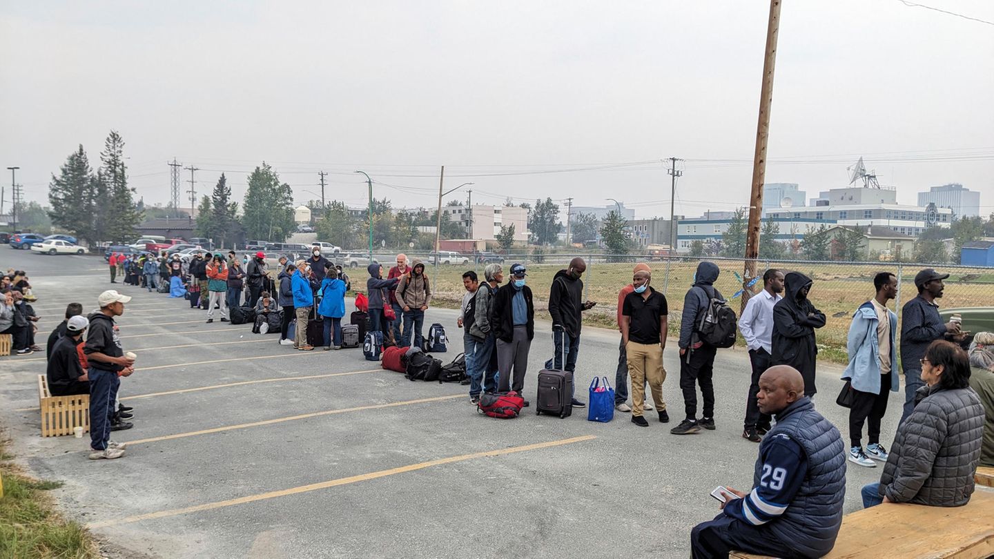 Kanada: Menschen ohne Fahrzeug stehen in Yellowknife an, um sich für einen Flug nach Calgary, Alberta, zu registrieren. Bis zum Donnerstagabend seien etwa 1500 Menschen aus Yellowknife ausgeflogen worden, teilten die Behörden auf einer Pressekonferenz mit Menschen ohne Fahrzeug stehen in Yellowknife an, um sich für einen Flug nach Calgary, Alberta, zu registrieren. Bis zum Donnerstagabend seien etwa 1500 Menschen aus Yellowknife ausgeflogen worden, teilten die Behörden auf einer Pressekonferenz mit