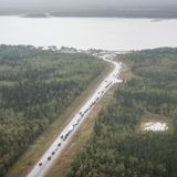 Und so sieht das Ganze aus der Luft aus: Fahrzeuge stehen in Fort Providence in den Nordwest-Territorien an der einzigen Straße südlich von Yellowknife an, um zu tanken