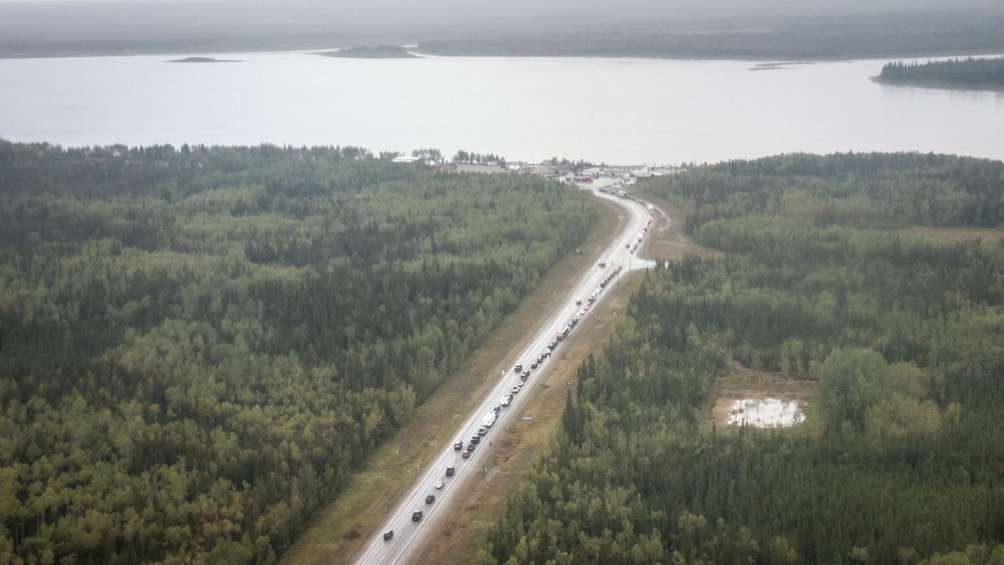 Und so sieht das Ganze aus der Luft aus: Fahrzeuge stehen in Fort Providence in den Nordwest-Territorien an der einzigen Straße südlich von Yellowknife an, um zu tanken
