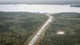 Und so sieht das Ganze aus der Luft aus: Fahrzeuge stehen in Fort Providence in den Nordwest-Territorien an der einzigen Straße südlich von Yellowknife an, um zu tanken