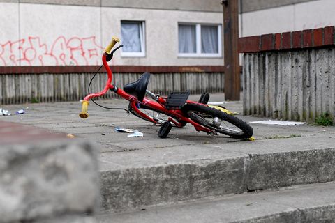 Ein rotes Kinderfahrrad liegt auf einer Betonfläche als Symbolbild für Kinderarmut