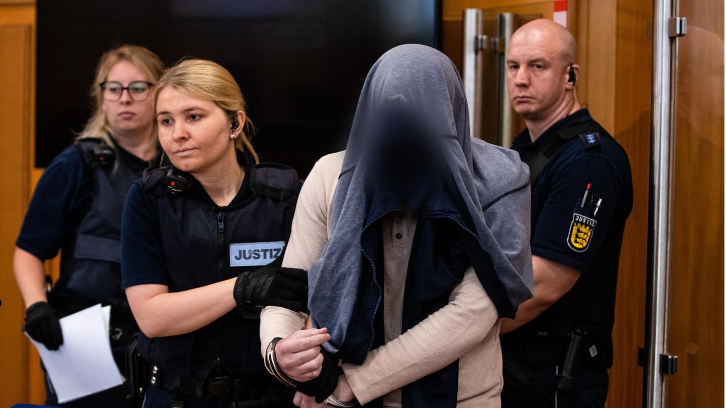 Daniel D. wird von einer Justizbeamtin in den Gerichtsaal geführt: Angeblich war und ist alles in seinem Leben in bester Ordnung