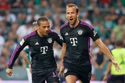 Leroy Sané gratuliert dem neuen Kollegen Harry Kane zu seinem ersten Tor für die Bayern und in der Bundesliga