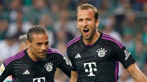 Leroy Sané gratuliert dem neuen Kollegen Harry Kane zu seinem ersten Tor für die Bayern und in der Bundesliga