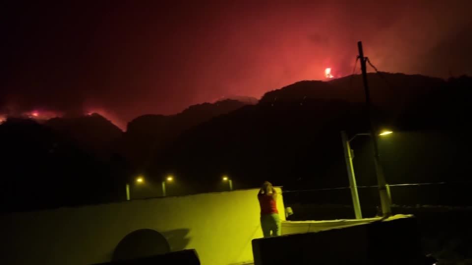 Video: Feuer auf Ferieninsel: Flammen fressen sich weiter durch Teneriffa
