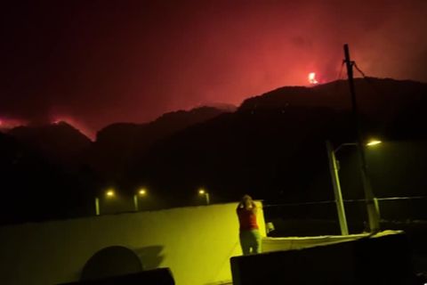 Video: Feuer auf Ferieninsel: Flammen fressen sich weiter durch Teneriffa