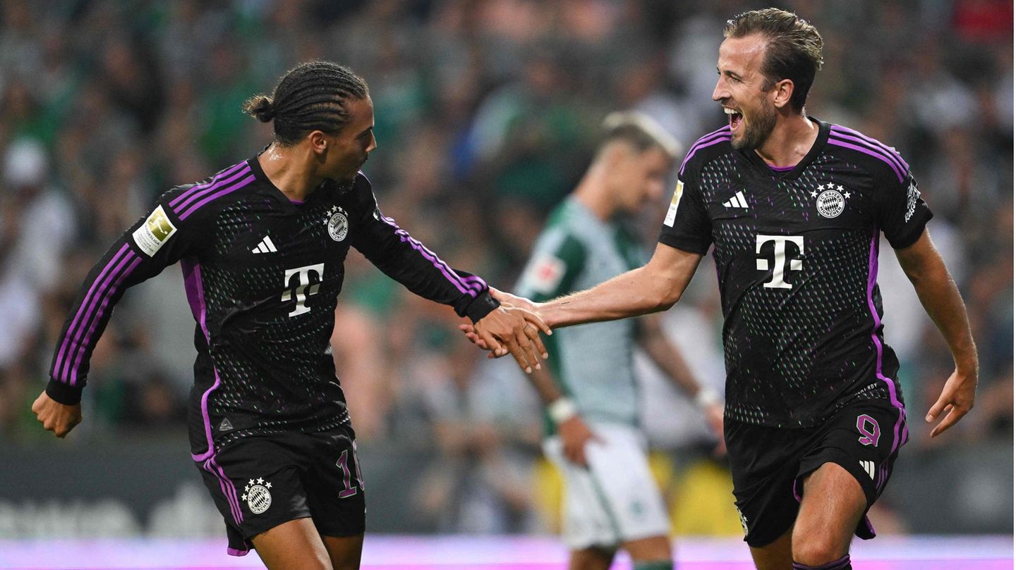 Leroy Sané und Neuzugang Harry Kane (r.) bejubeln das zwischenzeitliche 2:0 gegen Werder Bremen