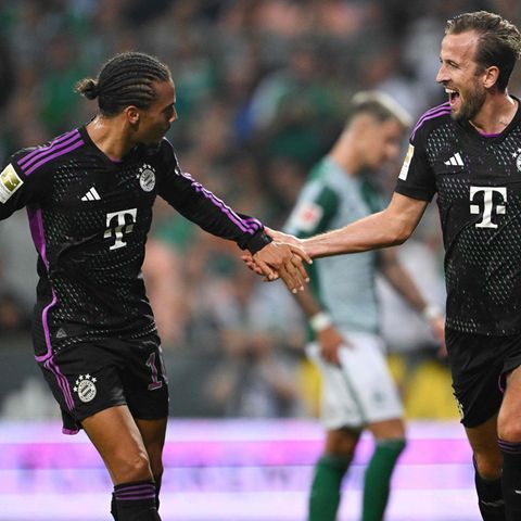 Leroy Sané und Neuzugang Harry Kane (r.) bejubeln das zwischenzeitliche 2:0 gegen Werder Bremen