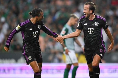 Leroy Sané und Neuzugang Harry Kane (r.) bejubeln das zwischenzeitliche 2:0 gegen Werder Bremen