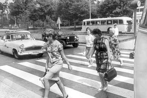 Ein Zebrastreifen in Berlin im Jahr 1964.