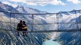 Schlegeis-Speicher, Österreich. Nach einer Kraxeltour auf eine Hängebrücke in den Zillertaler Alpen hat sich dieses Pärchen einen Kuss verdient