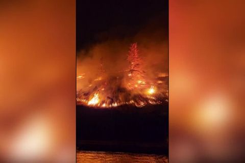 Video: Bilder des Schreckens: Autoreisende filmen Flammen in kanadischen Waldbrandgebieten