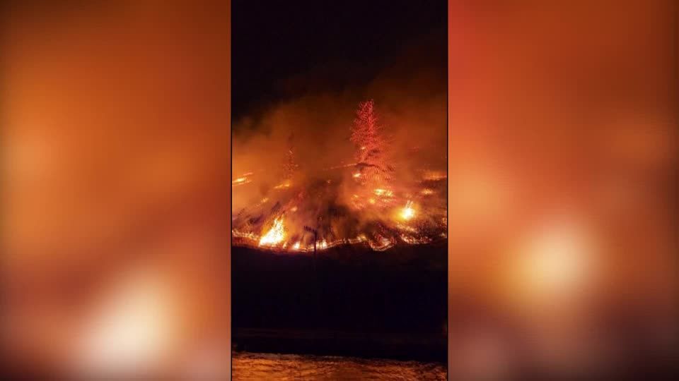 Video: Bilder des Schreckens: Autoreisende filmen Flammen in kanadischen Waldbrandgebieten