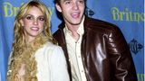 Doch Spears sorgte nicht nur mit ihrer Musik für Aufsehen, sondern auch mit ihrer Beziehung zu Justin Timberlake. Ihn lernte sie bereits 1992 im Alter von elf Jahren im "Mickey Mouse Club" kennen, sieben Jahre später kamen die Beiden offiziell zusammen. Ihre Beziehung hielt drei Jahre, damals galten sie als DAS Promi-Traumpaar schlechthin. Auch Spears denkt selbst immer wieder positiv an die Zeit mit Timberlake zurück. Zuletzt postete sie ein altes Foto von sich und dem Sänger auf Instagram, auf dem die beiden Basketballoutfits tragen und schrieb dazu: "Als wir zusammen Basketball spielten... da geschahen Wunder!"