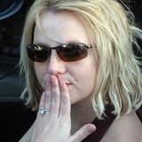 Spears trieb es zu der Zeit immer wieder auf neue Skandal-Höhen. Sie zeigte sich verwahrlost auf der Straße, ging Paparazzi an und war überhaupt sehr provokativ unterwegs. Wenig später kam Spears' erste wirklich toxische Beziehung dazu. Im Jahr 2004 heiratete ihren Jugendfreund Jason Alexander in Las Vegas – eine Entscheidung, die sie nur 55 Stunden später bereute und die Ehe daraufhin annullierte. Doch da war der Drops schon gelutscht. Alexander kam mit der Abweisung Spears überhaupt nicht zurecht, stellte ihr immer wieder nach. Im vergangenen Jahr kam es auf der Hochzeit mit Sam Asghari dann zum Höhepunkt: Spears Ex crasht die Hochzeitsvorbereitungen, wird handgreiflich und beschädigt eine Tür. Kurz darauf wird er wegen Hausfriedensbruch und Körperverletzung verurteilt.