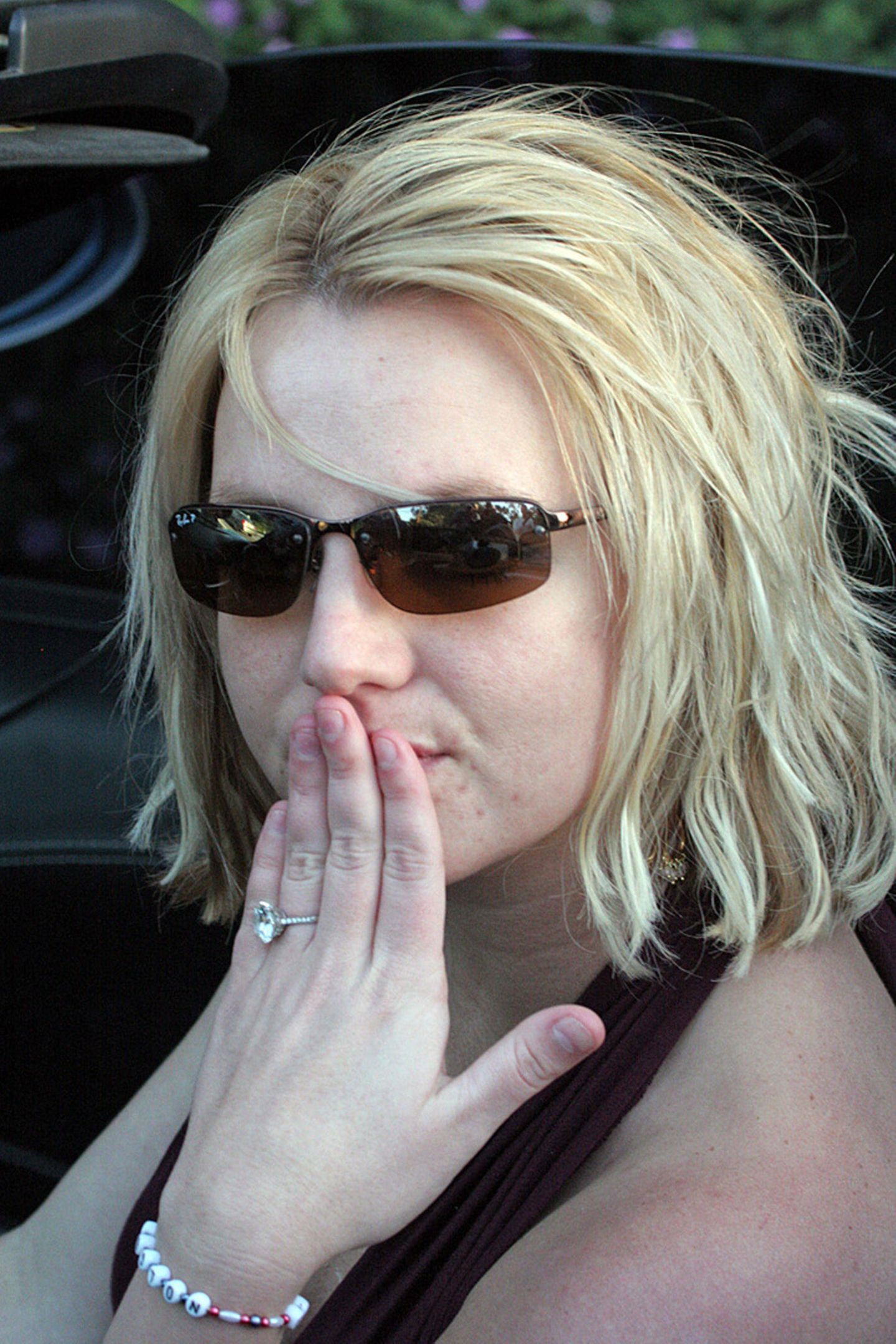 "Princess of Pop": Spears trieb es zu der Zeit immer wieder auf neue Skandal-Höhen. Sie zeigte sich verwahrlost auf der Straße, ging Paparazzi an und war überhaupt sehr provokativ unterwegs. Wenig später kam Spears' erste wirklich toxische Beziehung dazu. Im Jahr 2004 heiratete ihren Jugendfreund Jason Alexander in Las Vegas – eine Entscheidung, die sie nur 55 Stunden später bereute und die Ehe daraufhin annullierte. Doch da war der Drops schon gelutscht. Alexander kam mit der Abweisung Spears überhaupt nicht zurecht, stellte ihr immer wieder nach. Im vergangenen Jahr kam es auf der Hochzeit mit Sam Asghari dann zum Höhepunkt: Spears Ex crasht die Hochzeitsvorbereitungen, wird handgreiflich und beschädigt eine Tür. Kurz darauf wird er wegen Hausfriedensbruch und Körperverletzung verurteilt. Spears trieb es zu der Zeit immer wieder auf neue Skandal-Höhen. Sie zeigte sich verwahrlost auf der Straße, ging Paparazzi an und war überhaupt sehr provokativ unterwegs. Wenig später kam Spears' erste wirklich toxische Beziehung dazu. Im Jahr 2004 heiratete ihren Jugendfreund Jason Alexander in Las Vegas – eine Entscheidung, die sie nur 55 Stunden später bereute und die Ehe daraufhin annullierte. Doch da war der Drops schon gelutscht. Alexander kam mit der Abweisung Spears überhaupt nicht zurecht, stellte ihr immer wieder nach. Im vergangenen Jahr kam es auf der Hochzeit mit Sam Asghari dann zum Höhepunkt: Spears Ex crasht die Hochzeitsvorbereitungen, wird handgreiflich und beschädigt eine Tür. Kurz darauf wird er wegen Hausfriedensbruch und Körperverletzung verurteilt.