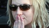 Spears trieb es zu der Zeit immer wieder auf neue Skandal-Höhen. Sie zeigte sich verwahrlost auf der Straße, ging Paparazzi an und war überhaupt sehr provokativ unterwegs. Wenig später kam Spears' erste wirklich toxische Beziehung dazu. Im Jahr 2004 heiratete ihren Jugendfreund Jason Alexander in Las Vegas – eine Entscheidung, die sie nur 55 Stunden später bereute und die Ehe daraufhin annullierte. Doch da war der Drops schon gelutscht. Alexander kam mit der Abweisung Spears überhaupt nicht zurecht, stellte ihr immer wieder nach. Im vergangenen Jahr kam es auf der Hochzeit mit Sam Asghari dann zum Höhepunkt: Spears Ex crasht die Hochzeitsvorbereitungen, wird handgreiflich und beschädigt eine Tür. Kurz darauf wird er wegen Hausfriedensbruch und Körperverletzung verurteilt.
