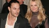 Noch im gleichen Jahr folgte die vermeintliche "Rettung" für Spears, die sie zunächst vor ihrem ersten großen Absturz bewahrte. Nur wenige Monate nach ihrer ersten Ehe heiratete Spears Kevin Federline, der zuvor ihr Tänzer war. Ein Jahr später kam Sohn Sean auf die Welt, 2006 folgte Brüderchen Jayden. 