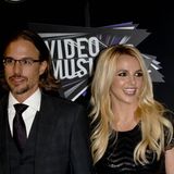 Und es ging auch privat ein wenig Bergauf. Ein weiterer Vertrauter Spears', der sich hinterher – zumindest zeitweise – als ihr Fels in der Brandung erwies, war Spears' Agent Jason Trawick. Das Paar gab seine berufliche Zusammenarbeit auf, um eine Beziehung eingehen zu können. Trawick war ein wichtiger Vertrauter in Spears' Leben, 2011 folgte die Verlobung – und Trawick wurde zum Co-Vormund der Sängerin. Eine Erleichterung für die damals 30-Jährige, die bis dato vollkommen abhängig von ihrem Vater war. Doch schon im Januar 2013 trennten sich die beiden wieder, die Vormundschaft gab Trawick infolgedessen auch wieder ab. 