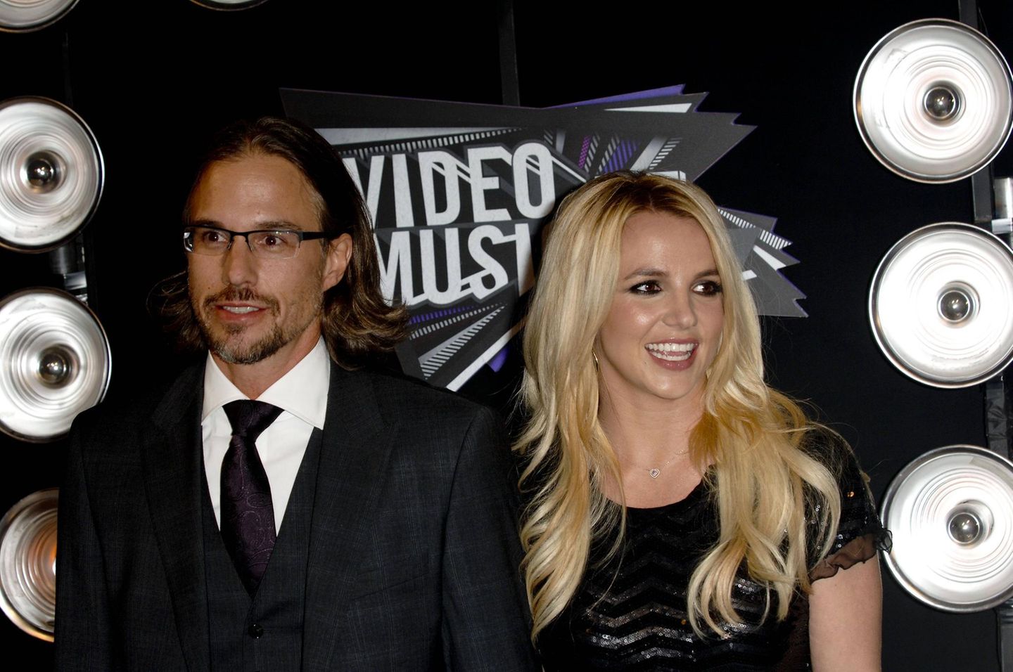 "Princess of Pop": Und es ging auch privat ein wenig Bergauf. Ein zu der Zeit enger Vertrauter Spears' war ihr Agent Jason Trawick. Spears und Trawick gaben ihre berufliche Zusammenarbeit auf, um eine Beziehung eingehen zu können. 2011 folgte die Verlobung, in dessen Zuge Trawick zum Co-Vormund der Sängerin wurde. Eine Erleichterung für die damals 30-Jährige, die bis dato vollkommen abhängig von ihrem Vater war. Doch schon im Januar 2013 trennten sich die beiden wieder, die Vormundschaft gab Trawick infolgedessen auch wieder ab. Und es ging auch privat ein wenig Bergauf. Ein weiterer Vertrauter Spears', der sich hinterher – zumindest zeitweise – als ihr Fels in der Brandung erwies, war Spears' Agent Jason Trawick. Das Paar gab seine berufliche Zusammenarbeit auf, um eine Beziehung eingehen zu können. Trawick war ein wichtiger Vertrauter in Spears' Leben, 2011 folgte die Verlobung – und Trawick wurde zum Co-Vormund der Sängerin. Eine Erleichterung für die damals 30-Jährige, die bis dato vollkommen abhängig von ihrem Vater war. Doch schon im Januar 2013 trennten sich die beiden wieder, die Vormundschaft gab Trawick infolgedessen auch wieder ab.