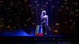 Dennoch schlug sich Spears karrieretechnisch wacker. 2013 erhielt die damals 31-Jährige ihre eigene Show in Las Vegas – eine Ehre, die nur die größten Musik-Legenden bekommen. Ganze drei Jahre trat Spears mit ihrer Show "Britney: Piece of Me" auf und feierte mit ihr große Erfolge. Es folgten die Alben "Britney Jean", "The Essential", die "Superhits Collection" und das Album "Glory" mit reichlich neuen Hits. 2016 erhielt sie den Billboard Millennium Award  für ihr Lebenswerk.       Von Dezember 2013 an und bis Ende Dezember 2017 hatte Britney eine Dauershow in der Spielermetropole Las Vegas und feierte dort mit ihrem Programm "Britney: Piece of Me" große Erfolge.