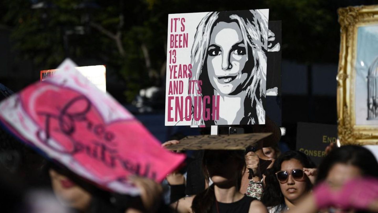 Zu diesem Zeitpunkt befand sich Spears mittlerweile bereits über 13 Jahre unter der Vormundschaft ihres Vaters. Zunehmend drang an die Öffentlichkeit, wie eingeschränkt Spears durch diese war. Denn ihr Vater entschied nicht nur über ihre Finanzen und vertraglichen Angelegenheiten, sondern auch über ihren Körper und ihr gesamtes Leben: Spears durfte beispielsweise nicht mehr alleine Auto fahren und musste sich unfreiwillig eine Kupferspirale einsetzen lassen, um kein Kind zeugen zu können. Im Jahr 2019 formierten sich deshalb zunehmend Fans, Aktivisten und auch Prominente wie Cher, Miley Cyrus, Spears' ehemalige Konkurrentin Christina Aguilera und Ex-Freund Justin Timberlake, um gegen die Vormundschaft unter dem Hashtag "#FreeBritney" zu protestieren – zunächst erst im Internet, dann auch auf den Straßen der Welt. Nachdem die Dokumentation "Framing Britney Spears – Die Geschichte hinter #freeBritney", in der Spears selbst zu Wort kam, veröffentlicht wurde, wurden sogar Menschenrechtsorganisationen hinzugezogen – und Spears endgültig freigesprochen. Danach sagte die Sängerin: ''Nun, die Wahrheit ist: Meine Laune ist schon besser, aber ich werde für immer von meiner Vergangenheit traumatisiert sein. Es gibt keine Möglichkeit, mich, meine Gefühle und meine Empfindlichkeit zu reparieren."