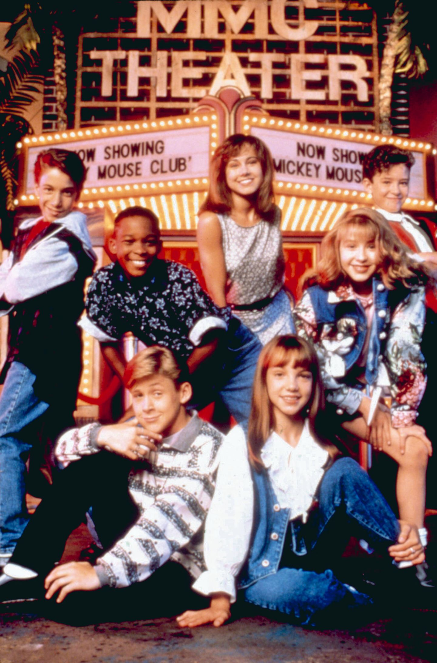 Und so bewarb sie sich im Alter von nur acht Jahren als Moderatorin im "Mickey Mouse Club". Damals lehnten die Produzenten sie noch ab, weil sie zu jung war. Sie versuchte es drei Jahre später erneut – und kam in die Show. Von nun an sah man sie an der Seite von späteren Weltstars wie Justin Timberlake, Ryan Gosling und Christina Aguilera regelmäßig im TV. Und Spears leckte Blut. Als "Mickey Mouse Club" im Jahr 1994 abgesetzt wurde, verschickte ihre Mutter hartnäckig Demo-CDs mit Songs ihrer Tochter an Plattenfirmen, bis jemand die damals 13-Jährige unter Vertrag nahm.