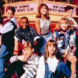 Und so bewarb sie sich im Alter von nur acht Jahren als Moderatorin im "Mickey Mouse Club". Damals lehnten die Produzenten sie noch ab, weil sie zu jung war. Sie versuchte es drei Jahre später erneut – und kam in die Show. Von nun an sah man sie an der Seite von späteren Weltstars wie Justin Timberlake, Ryan Gosling und Christina Aguilera regelmäßig im TV. Und Spears leckte Blut. Als "Mickey Mouse Club" im Jahr 1994 abgesetzt wurde, verschickte ihre Mutter hartnäckig Demo-CDs mit Songs ihrer Tochter an Plattenfirmen, bis jemand die damals 13-Jährige unter Vertrag nahm.