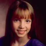 Spears wurde streng christlich erzogen und wuchs in Kentword in Mississippi bei ihrer Mutter Lynne Irene und ihrem Vater James Parnell Spears auf. Schon früh begeisterte sich die spätere Pop-Prinzessin für Musik, nahm Gesangs- und Gymnastikunterricht und gewann bereits als Siebenjährige einige Talent-Shows auf Landesebene. Für Spears stand schon damals fest: Sie möchte einmal ganz groß herauskommen. 