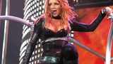 Mit dem Ende der Beziehung im Jahr 2002 endete auch die Teen-Pop-Era von Spears. Ihr dritted Album "Britney" zeugte von einer neuen, viel heißeren Britney, ihr Album "In the Zone" beendete ihr Teenie-Image endgültig. Auch ihren Look passte die damals 21Jährige an ihren neuen Stil an. Als sie sich Anfang 20 für einige Wochen zurückzog, begründete sie dies zunächst mit einer Knie-OP. Auffällig war nur, dass ihre Brüste danach doppelt so groß waren wie zuvor. Sie kommentierte dies damals mit den Worten: "Ich hatte einen Wachstumsschub."