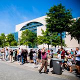 Schon am Samstag standen neugierige Bürgerinnen und Bürger bei hohen Temperaturen Schlange vor dem Bundeskanzleramt