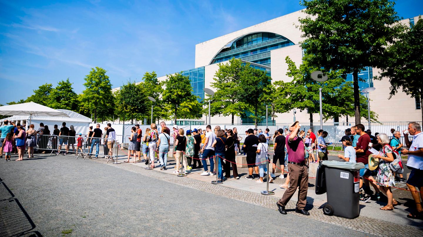 Tag Der Offenen Tür Der Bundesregierung: Fallschirmspringer Und ...