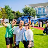 Drei Menschen machen ein Selfie mit dem Hubschrauber der Bundespolizei