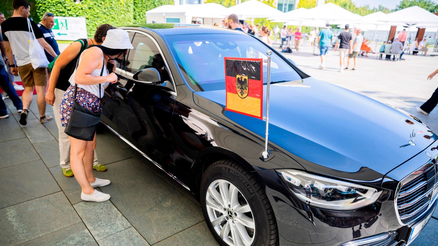 Besucherinnen schauen in die Limousine des Bundeskanzlers