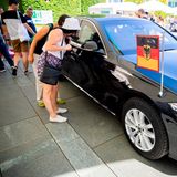 Besucherinnen schauen in die Limousine des Bundeskanzlers