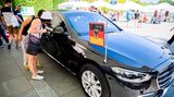 Besucherinnen schauen in die Limousine des Bundeskanzlers