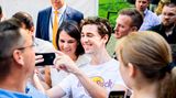 Annalena Baerbock (Bündnis 90/Die Grünen), Außenministerin, macht ein Selfie mit einem Besucher