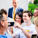 Annalena Baerbock (Bündnis 90/Die Grünen), Außenministerin, macht ein Selfie mit einem Besucher