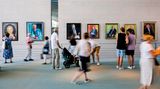Besucher schauen sich beim Tag der offenen Tür der Bundesregierung im Bundeskanzleramt die Kanzlergalerie an