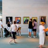 Besucher schauen sich beim Tag der offenen Tür der Bundesregierung im Bundeskanzleramt die Kanzlergalerie an