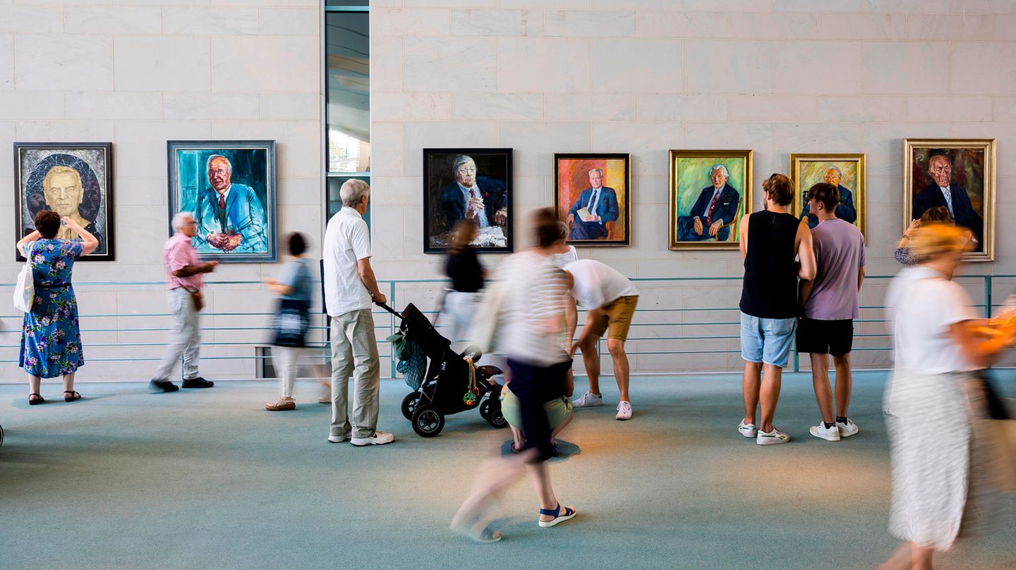 Besucher schauen sich beim Tag der offenen Tür der Bundesregierung im Bundeskanzleramt die Kanzlergalerie an