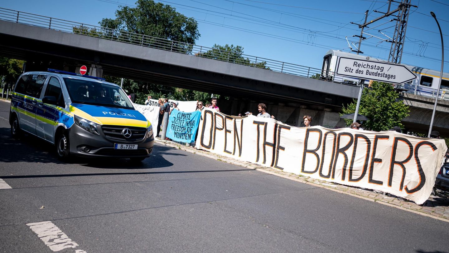 Protest am Rande des Tags der offenen Tür der Bundesregierung