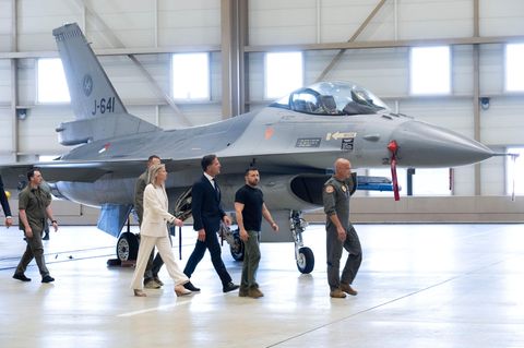 Wolodymyr Selenskyj und Mark Rutte laufen an einem  F-16 Kampfjet vorbei