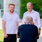 Bundeskanzler Olaf Scholz (SPD, r) lässt sich mit einem Besucher fotografieren