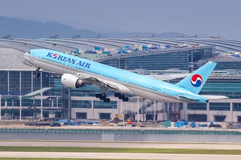 Eine Boeing 777 der Korean Air hebt vom Flughafen Seoul Incheon in Südkorea ab